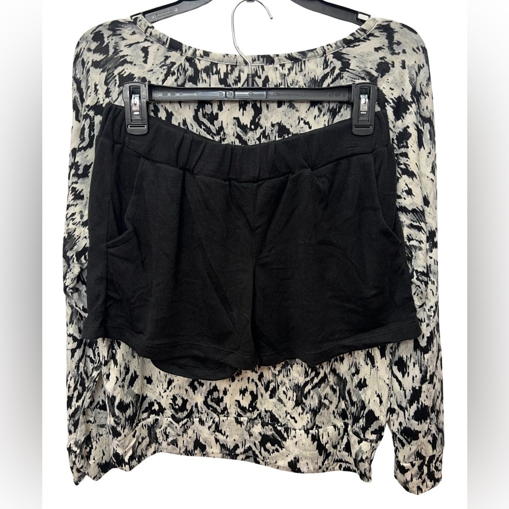 Cheetah print long sleeve lounge set with shorts - Picture 2 of 3